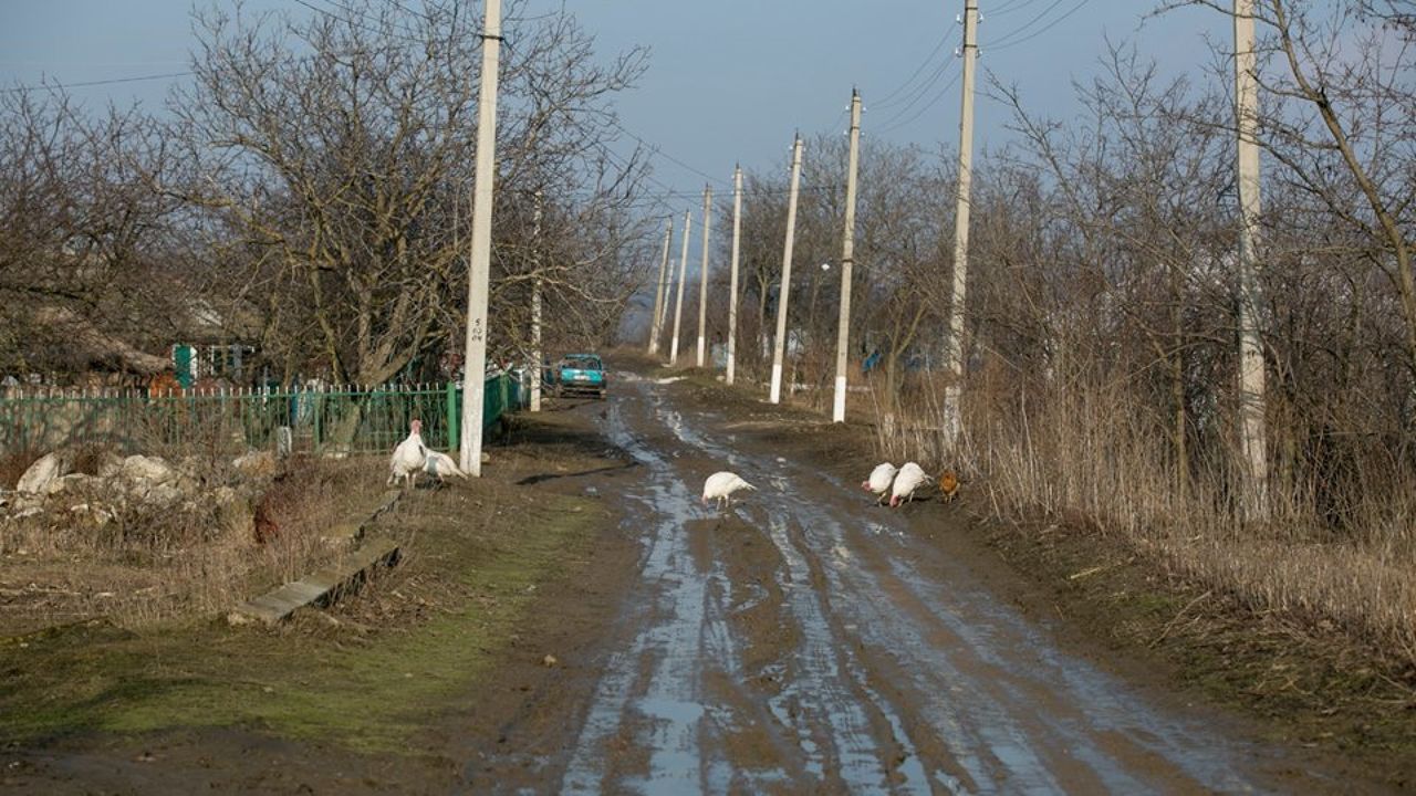 Сокращение финансирования ремонта дорог негативно сказалось на селах.