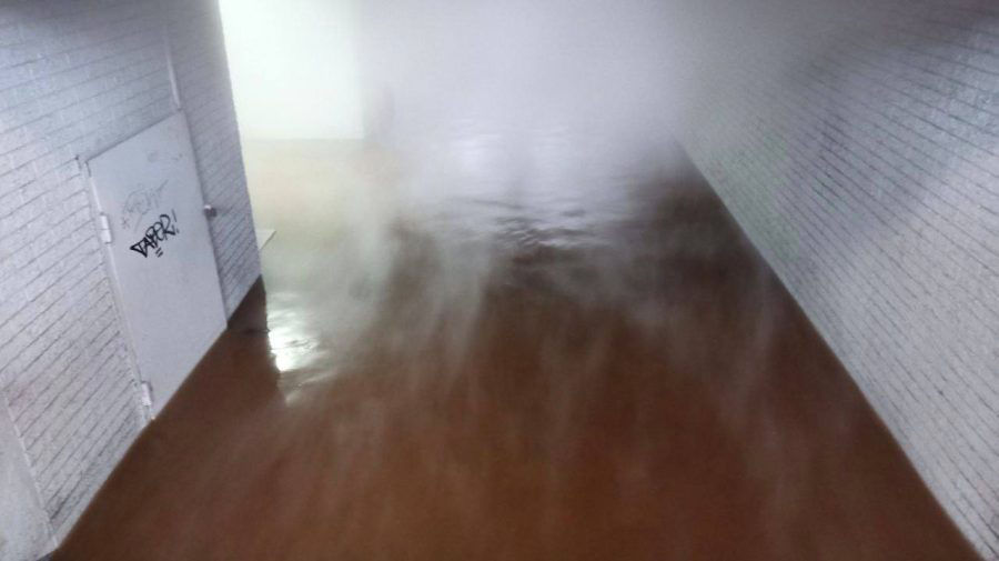 Termoelectrica устранила прорыв трубы в подземном переходе у цирка.