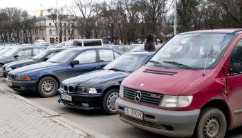 Pentru a beneficia de reducere, şoferii trebuie să prezinte certificatul de achitare a vinietei. Foto: jc.md
