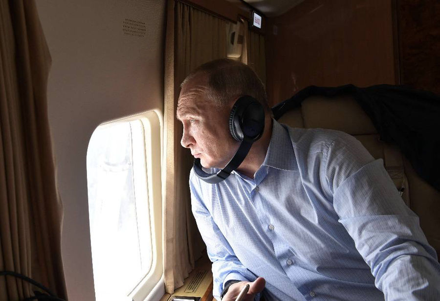 Путин с вертолёта осмотрел пострадавшие районы Челябинской области.