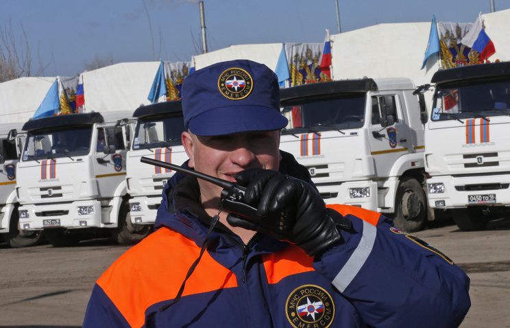 Содержимое грузовиков накануне продемонстрировали журналистам, которые сами выбирали машины для осмотра.
