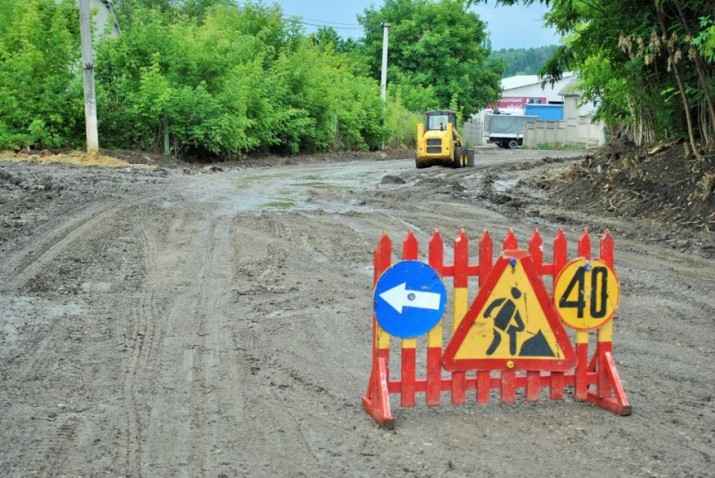 Деньги пойдут на восстановление дорог местного значения.