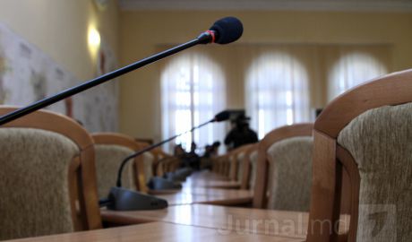 На повестке дня муниципального совета три вопроса.