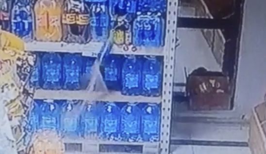 В магазине камера сняла настоящую мистику с газировкой.