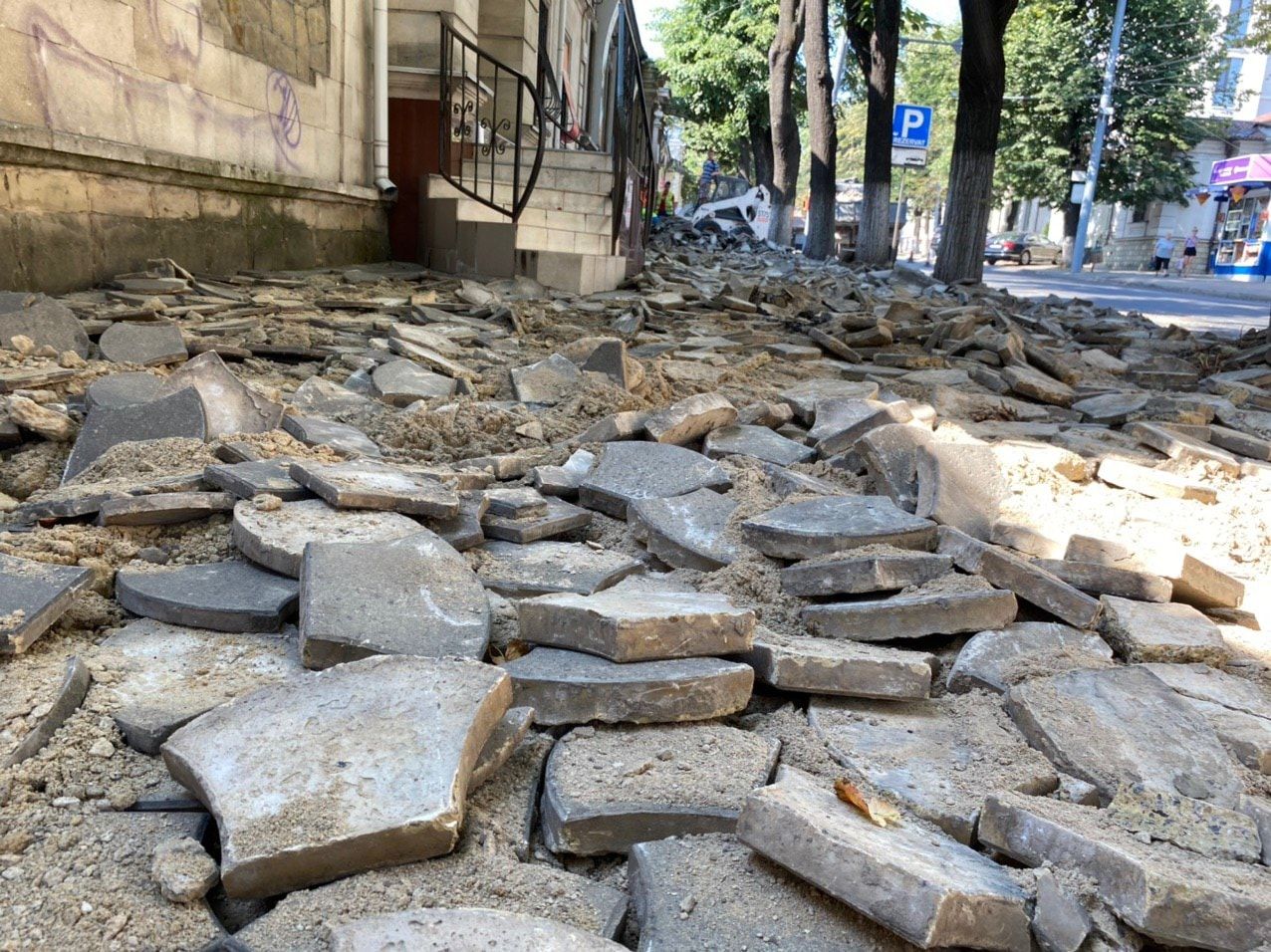 Чебан выступает за повторное использование старой тротуарной плитки.