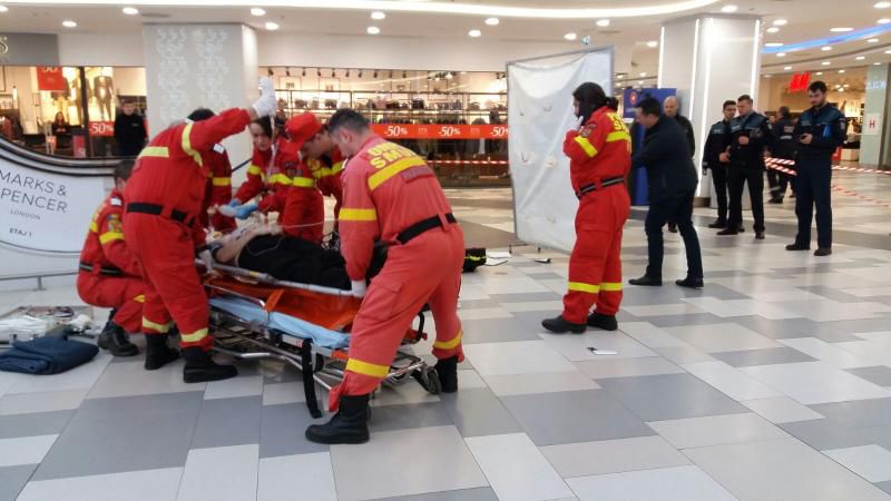 Сегодня днем 35-летняя женщина погибла в торговом центре Plaza в Бухаресте после падения. 