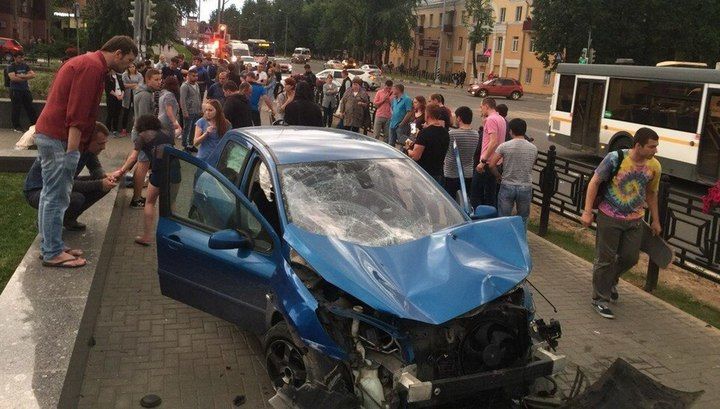 Камеры наблюдения зафиксировали момент страшной аварии.