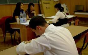 Trei candidați de la un liceu din Capitală, au fotografiat cu telefonul mobil conținutul testelor și l-au plasat pe rețelele de socializare. Foto: timpul.md