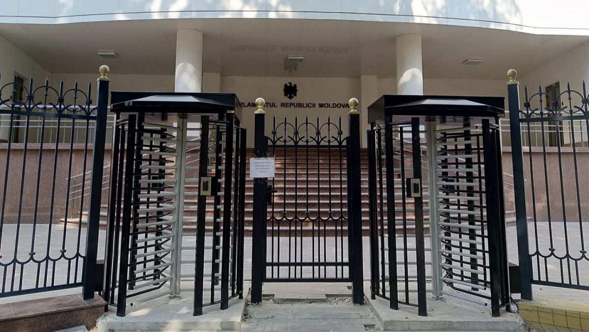 Стоимость турникета, установленного у заднего входа в здание парламента, достигает 41 277 леев. Фото: Inna Supac/FB.