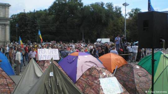 Протестующие обосновались на ПВНС надолго.