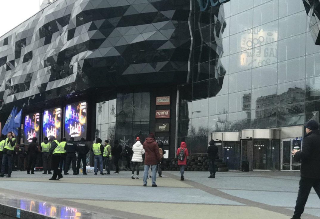 Радикалы попытались захватить торговый центр в Киеве.
