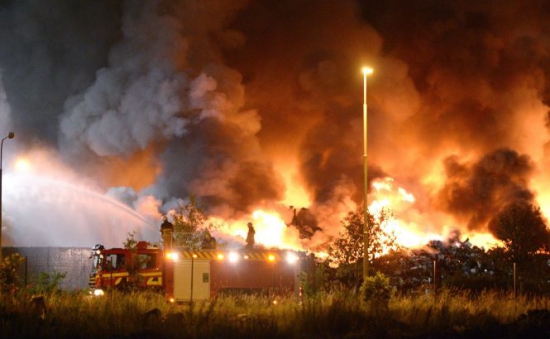 Incendiul a izbucnit vineri şi a distrus, până la acest moment, opt sute de hectare de vegetaţie şi 250 de clădiri. 