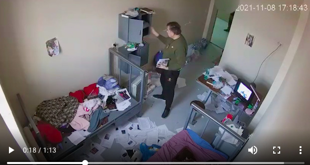 Появилось видео неспешных сборов Саакашвили перед госпитализацией в тюремную больницу.