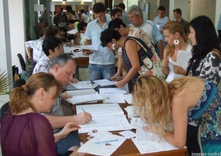 Tinerii moldoveni fug de licee şi iau cu asalt colegiile. Foto: trm.md
