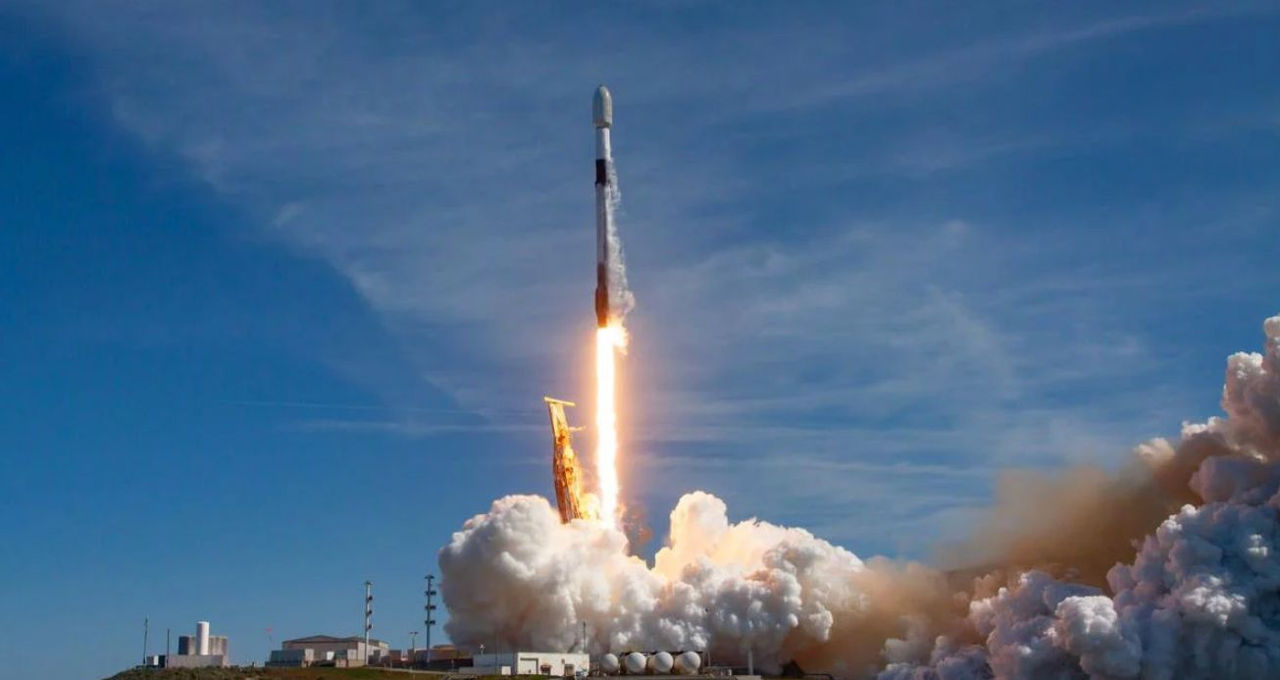 SpaceX отправила на орбиту военные спутники для предупреждения о ракетных атаках.