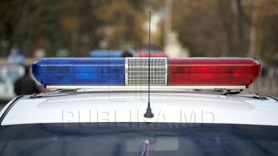 Au vrut să se distreze, dar au ajuns pe mâna poliţiei. Doi adolescenţi, de 14 și, respectiv, 16 ani, au furat o mașină de la un atelier auto din capitală şi au decis să facă o tură prin oraş.