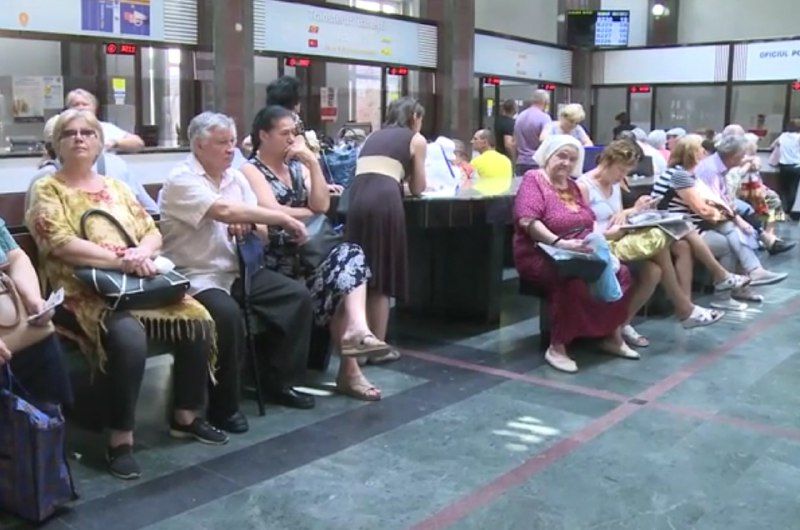 Люди ждут в очередях, потому что боятся не успеть вовремя оплатить коммунальные платежи из-за мини-каникул бюджетников.