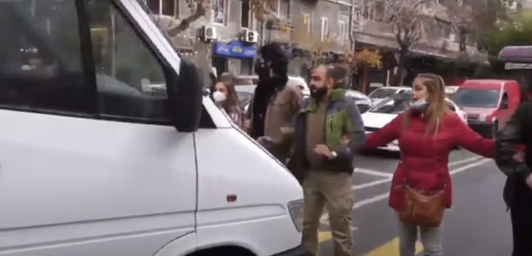 В Ереване маршрутка наехала на митингующих.