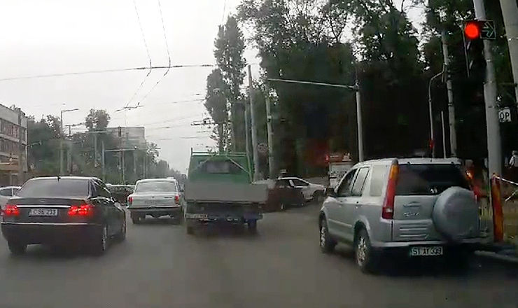 Возможно, водитель Волги не видел светофора из левого ряда.