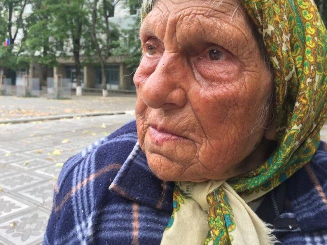La 90 de ani încearcă să supraviețuiască în stradă cu ambele picioare rupte