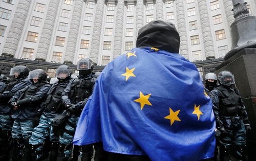 Поляки традиционно играют роль украинских адвокатов.