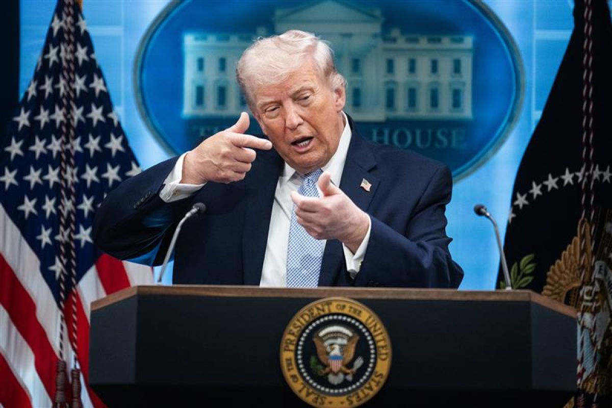 Trump amenință Iranul cu bombardamente mai intense.