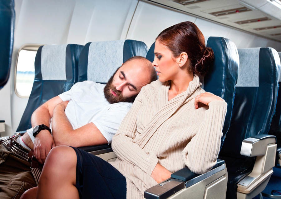 American Airlines запрещает употребление алкоголя на борту.
