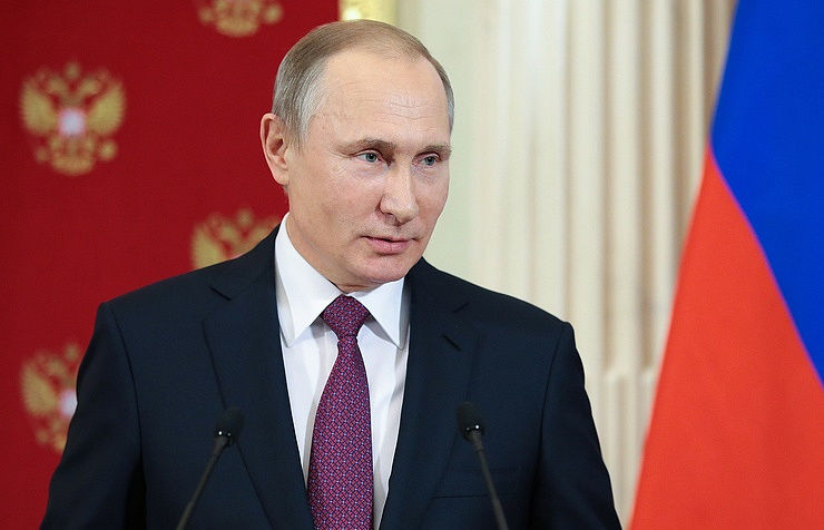 По словам президента России, несмотря на то, что в заботах о семье и близких даже во время праздников у женщин «не бывает выходных», они не позволяют себе поблажек и все успевают. 