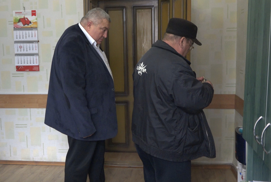 5 марта Сергей Пчела явился в кабинет директора ДРСУ, сменил замки и показал решение суда о своем восстановлении в должности.