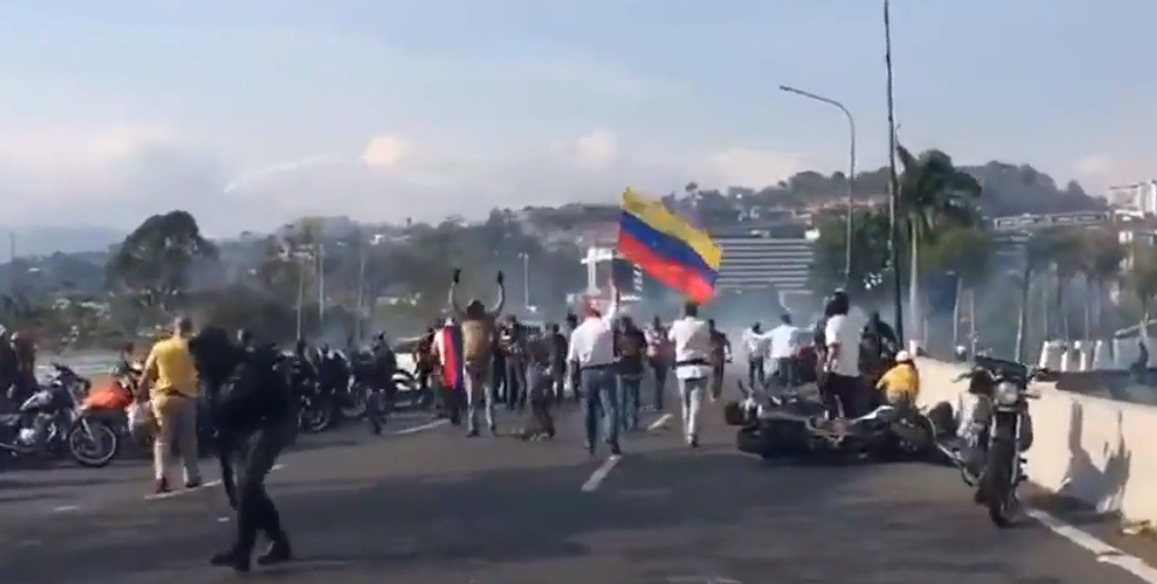Опубликовано видео уличных столкновений в Венесуэле.