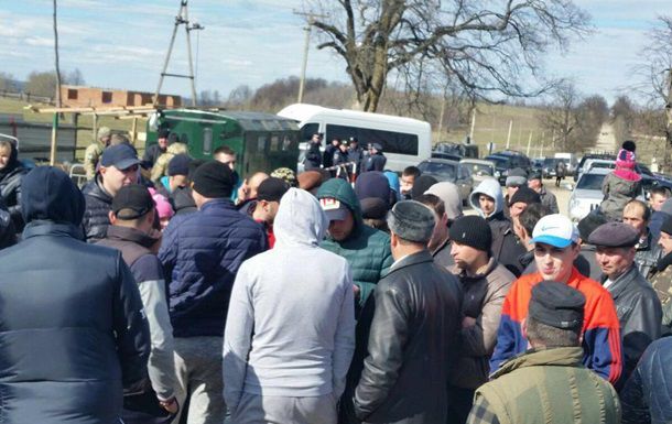 Работе пограничников Черновицкого отряда попытались помешать 50 человек.