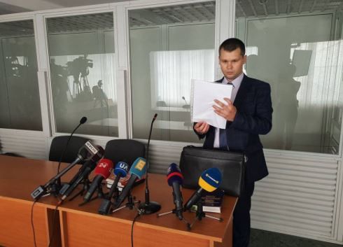 Оболонский районный суд Киева удовлетворил самоотвод госадвоката Януковича Виталия Мешечка.