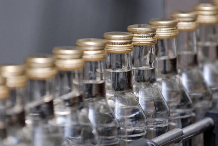 В Кишиневе сотрудники магазина сбывали алкоголь «из-под полы».