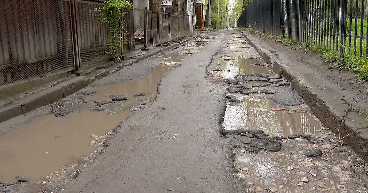 Власти начнут засыпку ям на дорогах после окончания дождей.