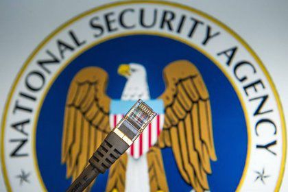 После обнародования материалов Сноуден бежал из США в Гонконг, а затем в Россию, где провел больше месяца в транзитной зоне московского аэропорта Шереметьево.