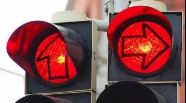 Atenție. Semaforul de la o intersecție din Capitală s-a defectat. Foto simbol: b365.ro