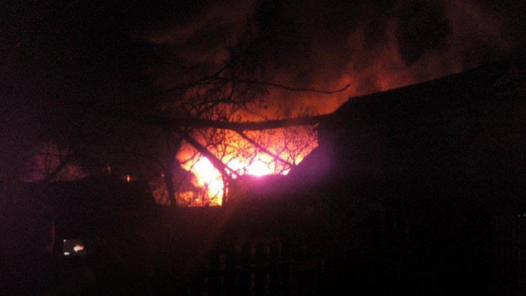 Un incendiu a izbucnit în această seară la un service auto de pe strada Criuleni 82. Foto: kp.md