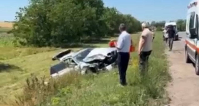 Серьёзное ДТП в Единцах: BMW и Jeep вылетели с трассы после мощного удара.
