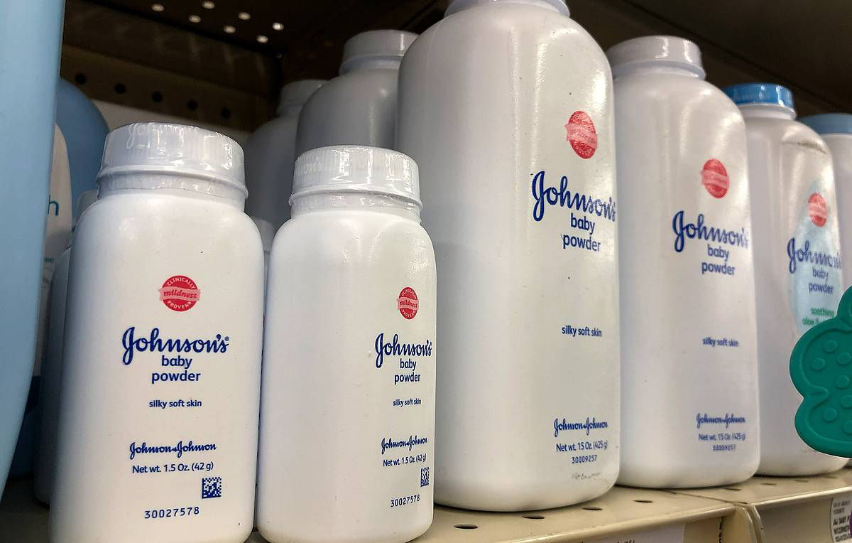 Johnson &amp; Johnson прекратит продажу детской присыпки на основе талька на мировом рынке.