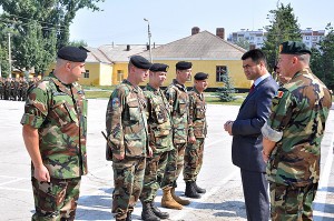 Vineri, la Chişinău, a avut loc ceremonia de decorare a participanţilor la prima misiune de pacificare a militarilor moldoveni în Irak.