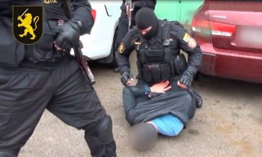 Opt indivizi, acuzați de faptul că planificau omorul liderului PD, Vladimir Plahotniuc, au fost aduși la judecătoria Centru. 