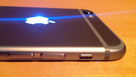 Apple deţine brevetul pentru logo-ul său luminos, pe care nu au voie să îl folosească nici măcar producătorii de carcase pentru iPhone. Foto: itportal.ba