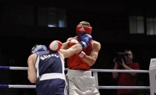  Boxerii moldoveni Victor Carapcevschi (75 kg) şi Vladimir Cheleş (91 kg) au obţinut victorii la Campionatul European, care se desfăşoară la Minsk (Belarus).