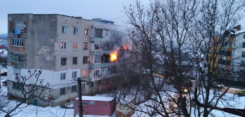 Un bloc de locuit din orașul Durlești, cuprins de flăcări. Foto: facebook.com // Vitali Gorea