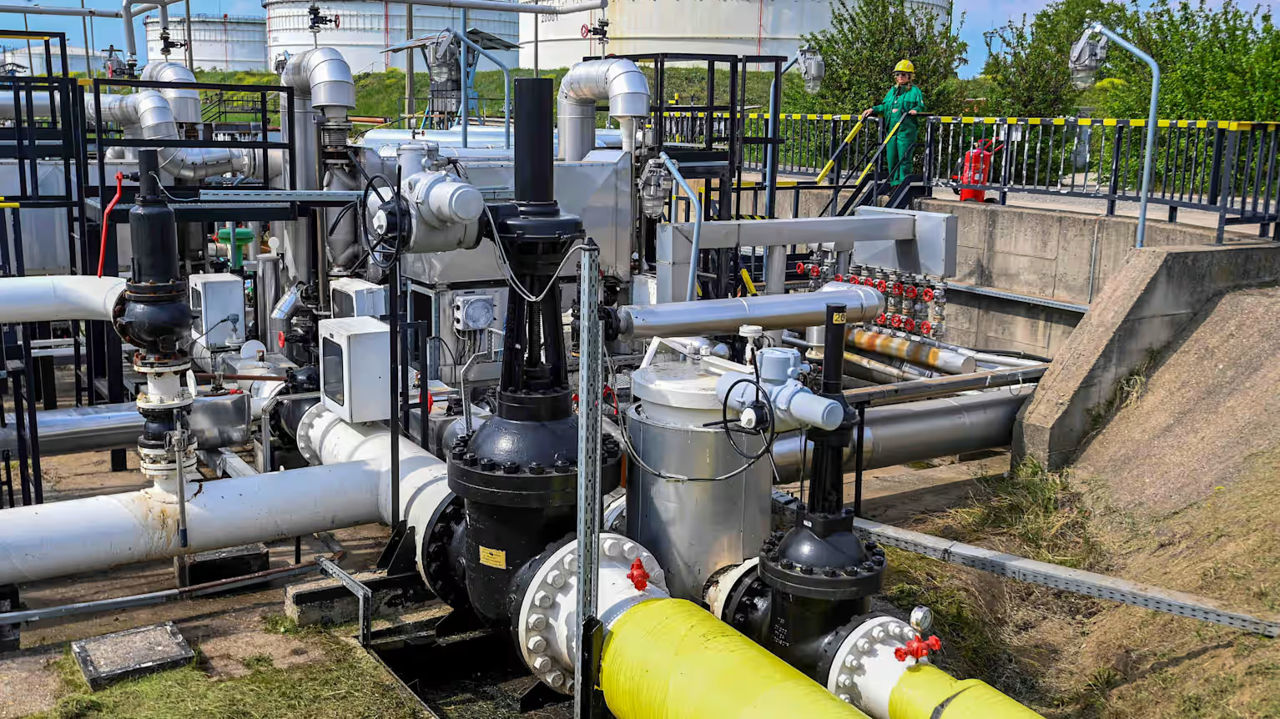 Словакия начала получать российскую нефть по "Дружбе".