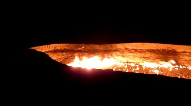 Flăcările produc o lumină ce poate fi văzută de la kilometri depărtare