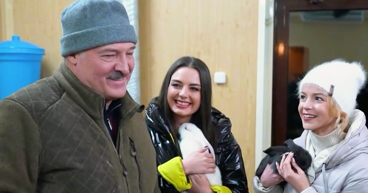 Лукашенко подарил журналистам кроликов в преддверии Нового года.