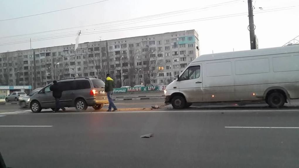 Două automobile, printre care și un microbuz, s-au tamponat azi-dimineață pe bulevardul Cantemir. Foto: Facebook/ Baciu Dumitru