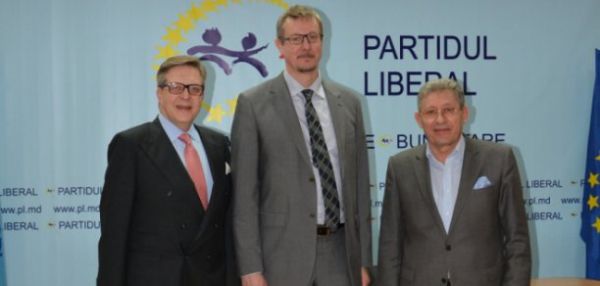 Liderul liberalilor, Mihai Ghimpu a avut o întrevedere cu reprezentantul UE în Republica Moldova, Pirkka Tapiola și cu Carl Hartzel, consilierul lui Donald Tusk.