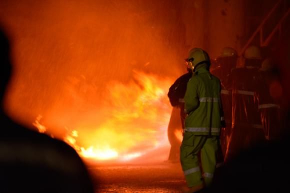Un pompier a declanșat accidental un incendiu major. Foto: agerpres.ro